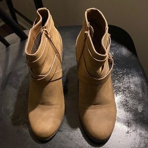 *LIKE NEW* - Women's booties - brown / green color